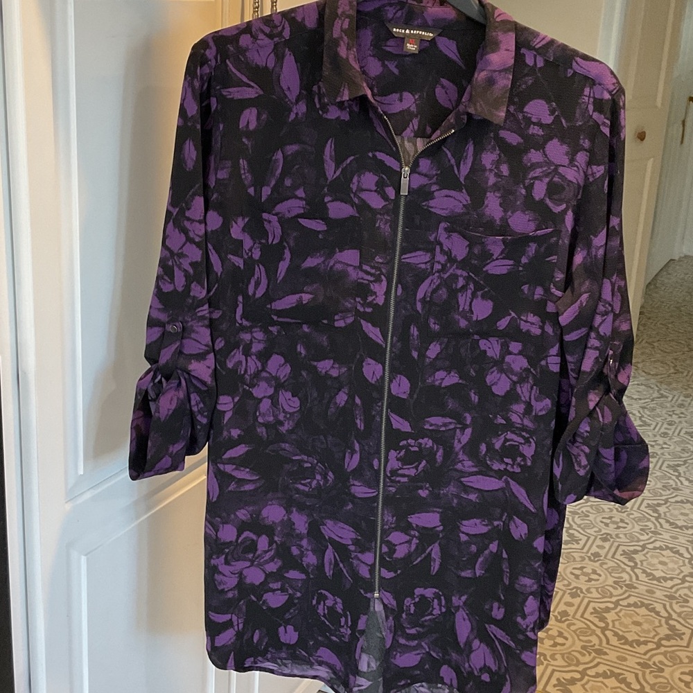 Rock& Republic long zip shirt. Perfect with leggings.